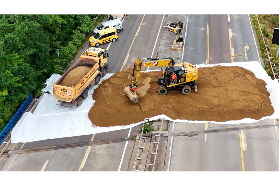 Bilder des Tages Arbeiter bereiten die Baustelle für den Brückenabriss am Damaschkeplatz in Magdeburg vor und errichten ein Fallbett zum Schutz der Straße (Luftaufnahme mit einer Drohne). Die Bauarbeiten erfolgen bis Ende Juni.