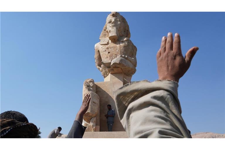 Arbeiter der Antikenverwaltung feiern, nachdem sie eine riesige Alabasterstatue für den Pharao Amenhotep III. in Luxor enthüllt haben.
