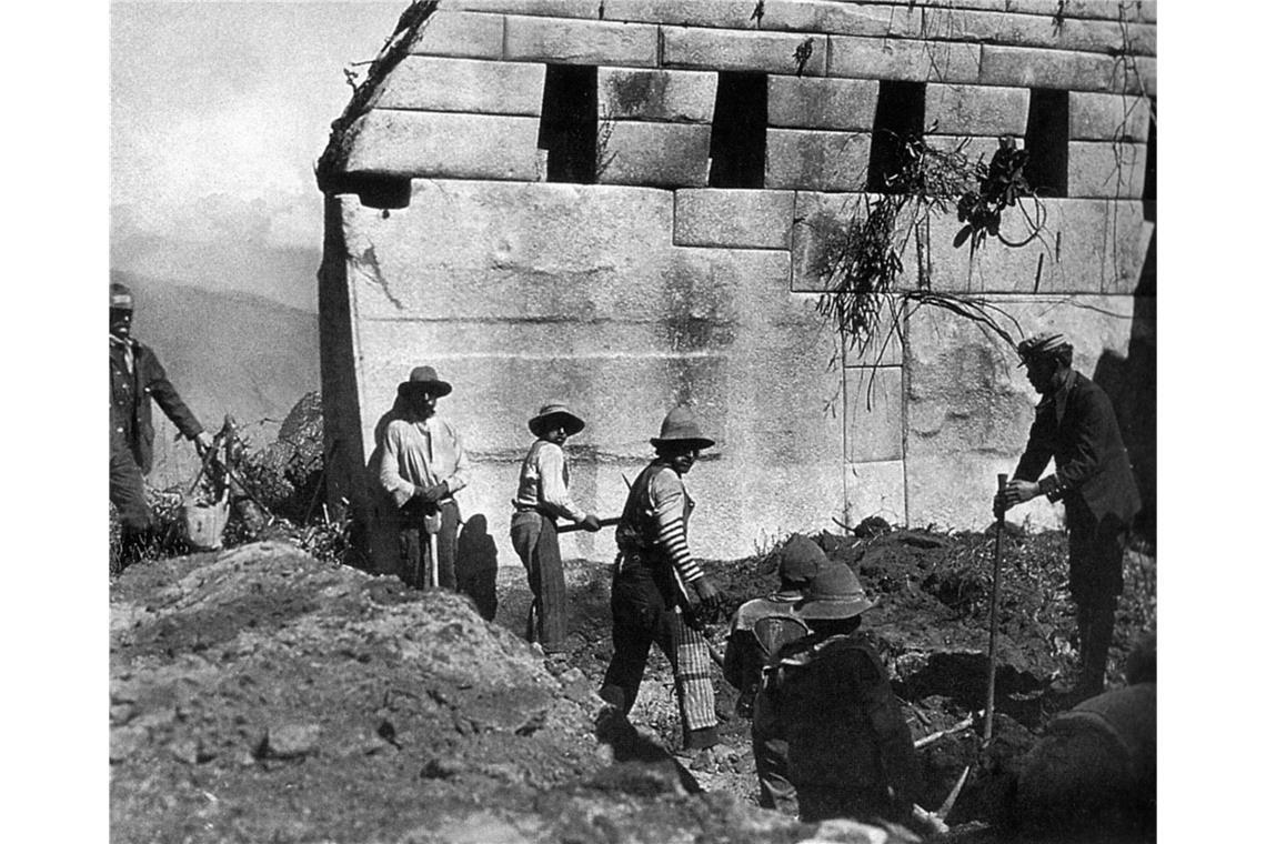 Arbeiter legen im Jahr 1912 Mauern des Westwalls des Haupttempels von Machu Picchu frei.