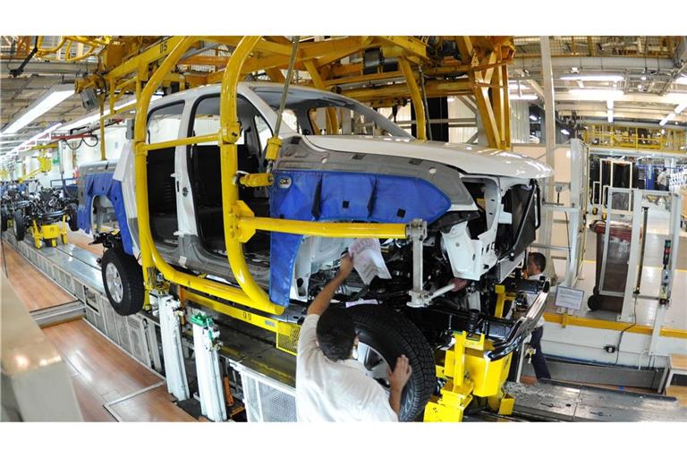 Arbeiter montieren einen VW Amarok im Volkswagen Werk in General Pacheco bei Buenos Aires.