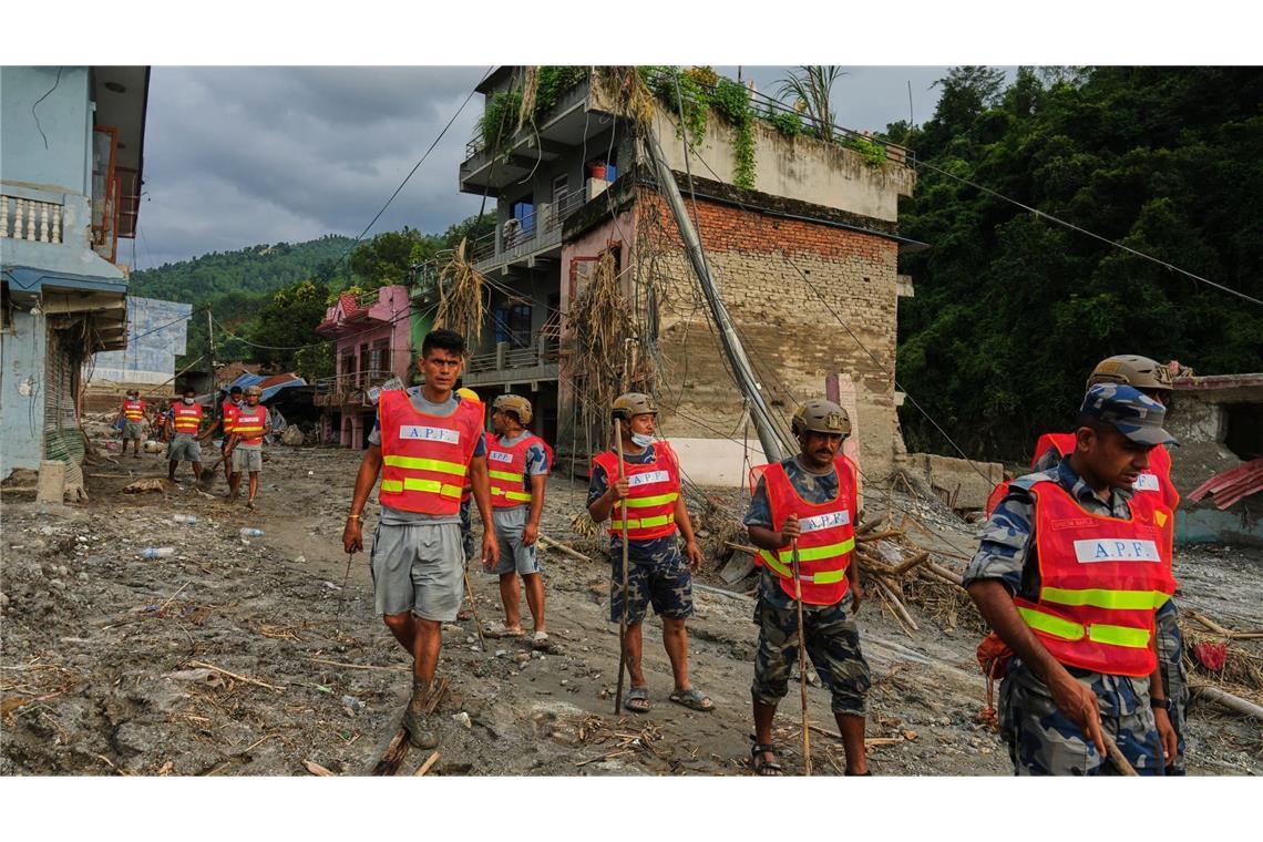 Arbeiter räumen nach einer Sturzflut im Gebiet Devighat im Distrikt Nuwakot Trümmer weg. (zu dpa: «Mehr als 600 Tote nach Flut in Nepal»)