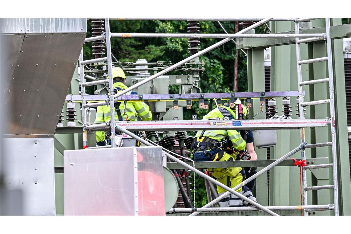 Arbeiter reparieren nach dem großflächigen Stromausfall in Reutlingen Schaden.