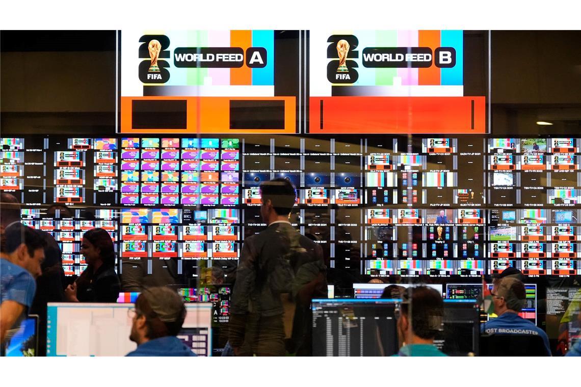 Arbeiter sind im Hauptkontrollraum in Dallas während der Eröffnungsfeier des International Broadcast Center für die Fußball-WM zu sehen.