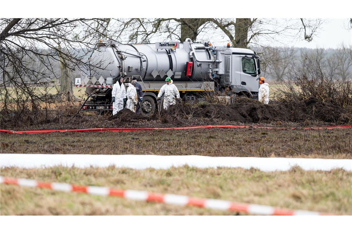 Arbeiter stehen nach einem Leck an einer PCK-Pipeline an einem Tankwagen bei Gramzow. Am Vortag kam es an einer zur PCK Raffinerie gehörenden Pipeline zu einer Havarie, bei der Hunderttausende Liter Rohöl ausgetreten waren.