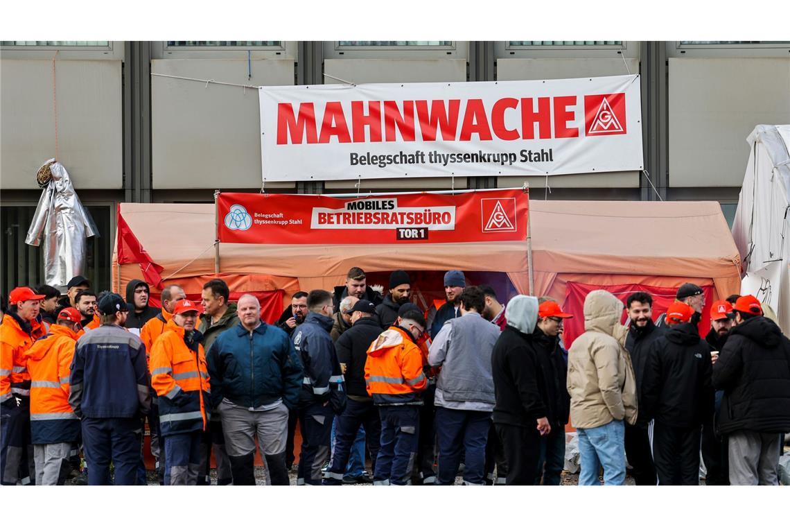 IG Metall droht mit "kreativem Ärger" gegen Stahl-Jobabbau Arbeitnehmervertreter wollen die Stellenstreichungen nicht akzeptieren. (Archivbild)