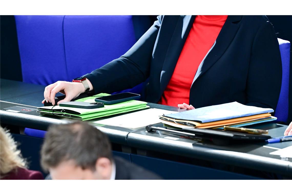 Arbeitsministerin Bärbel Bas hört - hinter Finanzminister Lars Klingbeil (beide SPD) - bei der Debatte zu ihrer Bürgergeld-Reform zu.