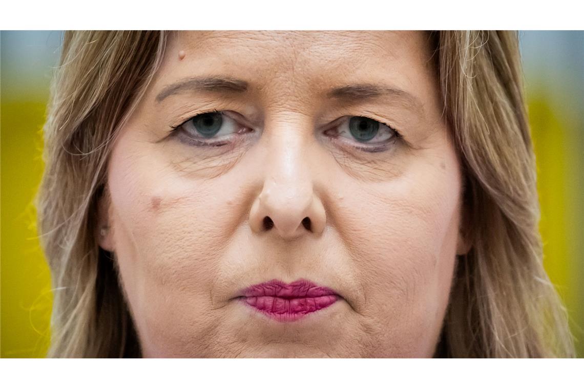Arbeitsministerin Bärbel Bas (SPD) hält trotz der Kritik der Arbeitgeber am Tariftreuegesetz fest. (Archivbild)
