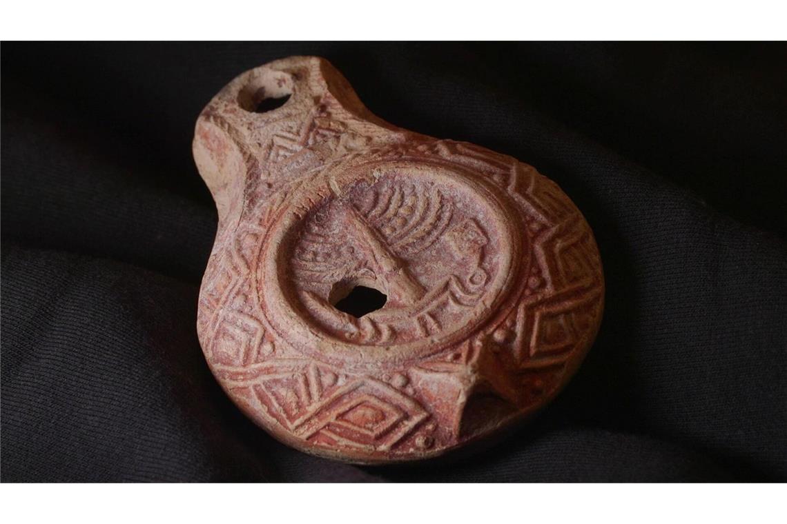 Antike Öllampe bei Ausgrabungen in Jerusalem gefunden Archäologen haben bei Ausgrabungen in Jerusalem eine rund 1700 alte Öllampe gefunden.
