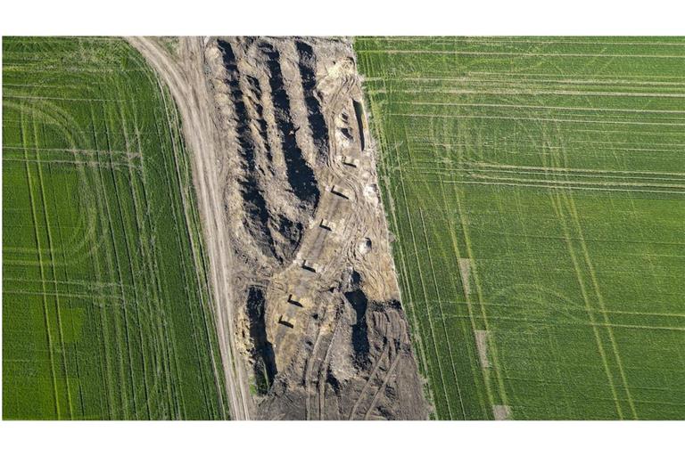 Archäologen haben bei einer Ausgrabung auf dem künftigen Trassenverlauf einer Fernwärmeleitung bei Leipzig rund 3000 Jahre alte und kilometerlange Landgräben entdeckt.