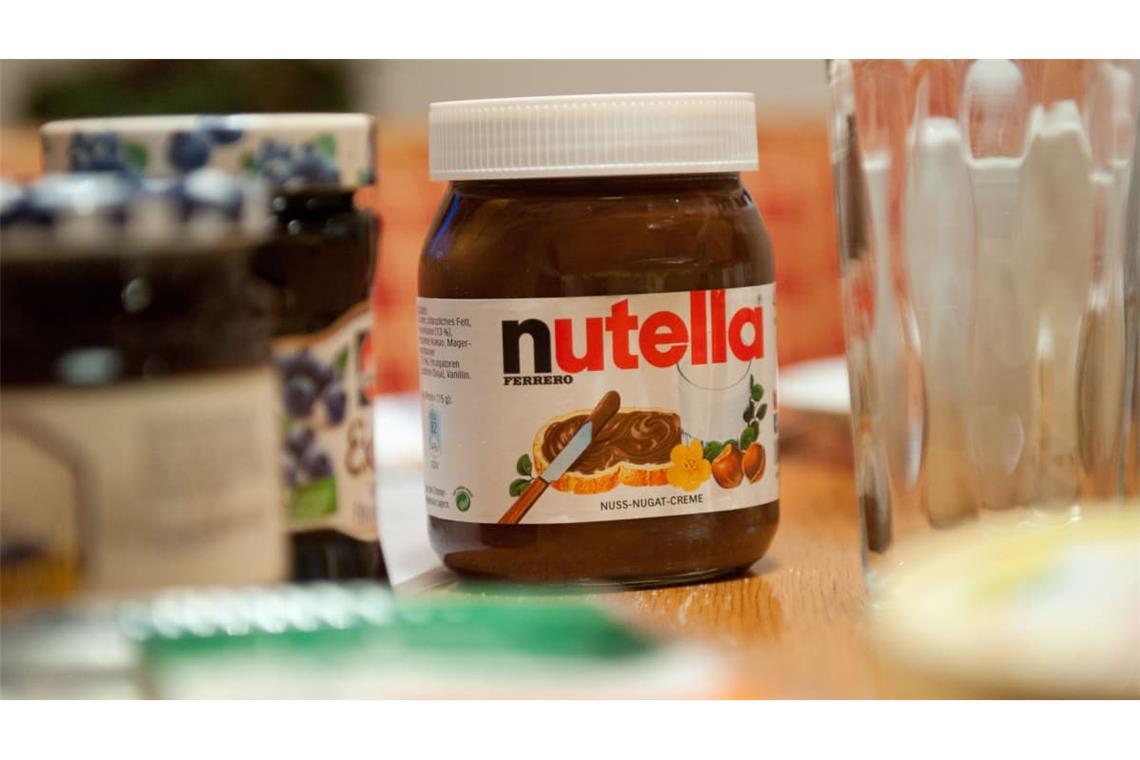 ARCHIV - Ein Glas Nutella steht auf einem Frühstückstisch. Der Brotaufstrich wurde 1940 von dem italienischen Konditor Pietro Ferrero entwickelt. Seinen heutigen Namen erhielt die ehemalige «Supercrema» 1964.
