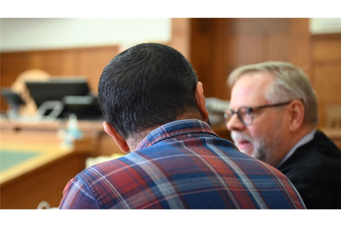 Archivbild: Der Angeklagte (links) mit seinem Anwalt Jörg Garde vor dem Beginn der Verhandlung.