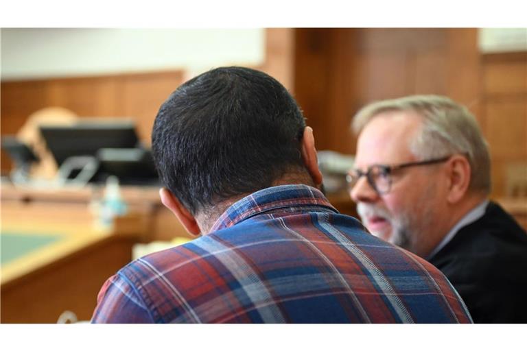 Archivbild: Der Angeklagte (links) mit seinem Anwalt Jörg Garde vor dem Beginn der Verhandlung.