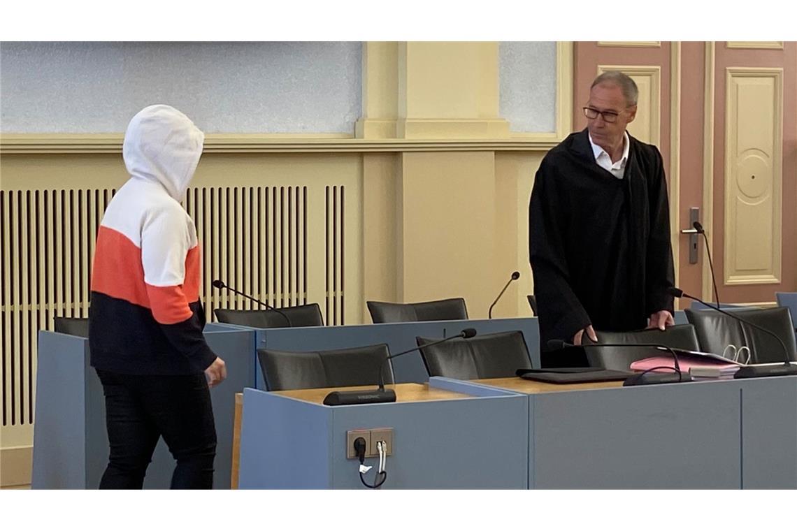 Totes Baby in Waschmaschine – Urteil gegen Mutter steht fest Archivbild: Die Angeklagte betritt den Gerichtssaal.