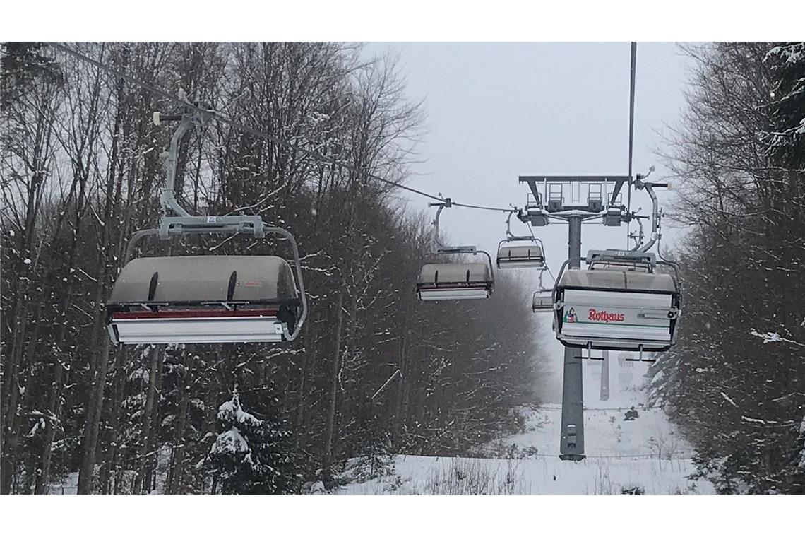 Zeugin schildert Sturz von Kind aus Skilift Archivbild: Die Herzogenhornbahn am Feldberg im Schwarzwald am 10. Januar 2019.