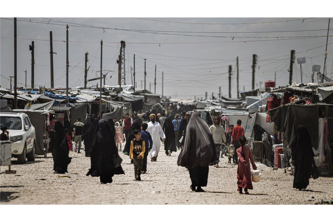 Archivbild: Familienmitglieder von mutmaßlichen Kämpfern der Gruppe „Islamischer Staat“ (IS) gehen durch das Lager al-Hol in der Provinz Hasakeh.