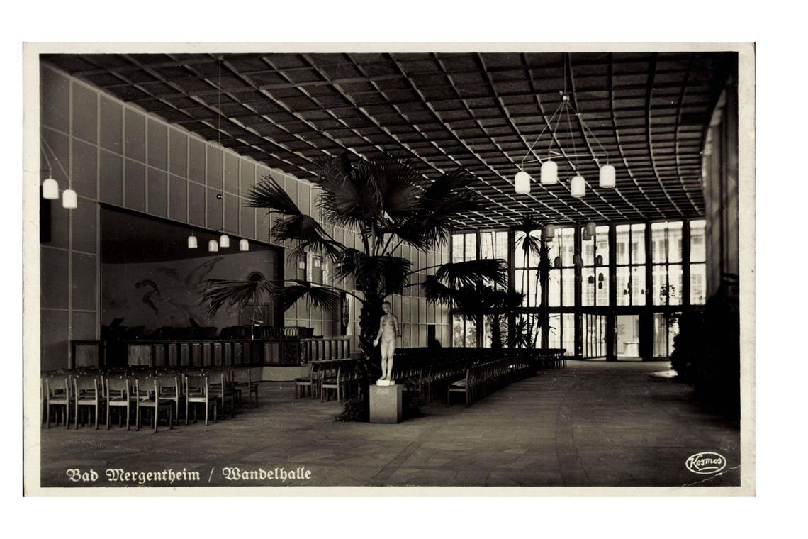 Einst Tabakscheune, bald Wohnpalast auf dem Lande Archivfoto der denkmalgeschützten Wandelhalle. Das Gebäude wurde 1934/35 vom Architekten Eduard Krüger zwischen den einige Jahre früher errichteten Gebäuden des Parkhotels und des Trinktempels erbaut. Stilistisch steht sie zwischen der Heimatschutzarchitektur und dem Neuen Bauen.