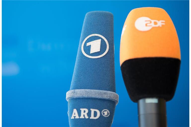 ARD und ZDF strahlen das TV-Duell Scholz gegen Merz am Sonntag um 20.15 Uhr zeitgleich aus.ARD und ZDF strahlen das TV-Duell Scholz gegen Merz am Sonntag um 20.15 Uhr zeitgleich aus.