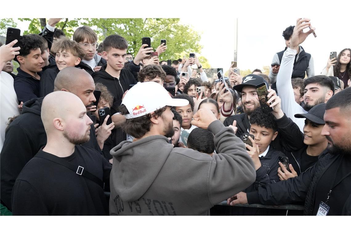 Arda Saatci wurde bei seiner Ankunft in Berlin von euphorischen Fans begrüßt.