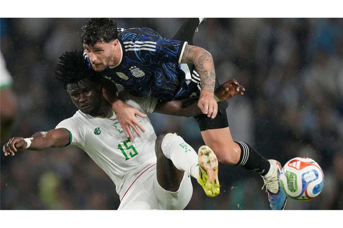 Argentiniens Marcos Senesi (r) und mauretaniens Pape Ndiaga Yade kämpfen um den Ball.