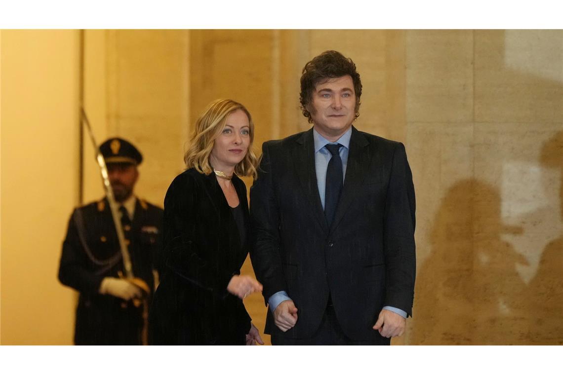 Argentiniens Präsident Milei nun auch Italiener Argentiniens Präsident Javier Milei ist jetzt auch Italiener. Italiens Ministerpräsidentin Giorgia Meloni verlieh ihm die Staatsbürgerschaft.