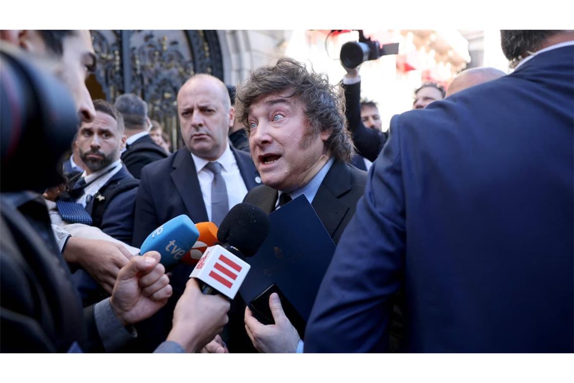 Argentiniens Staatschef Javier Milei spricht mit einem Journalisten in Madrid. Der ultrarechte Staatschef sorgt bei seinem Besuch in Spanien für einen Eklat.