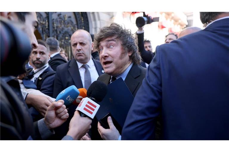 Argentiniens Staatschef Javier Milei spricht mit einem Journalisten in Madrid. Der ultrarechte Staatschef sorgt bei seinem Besuch in Spanien für einen Eklat.