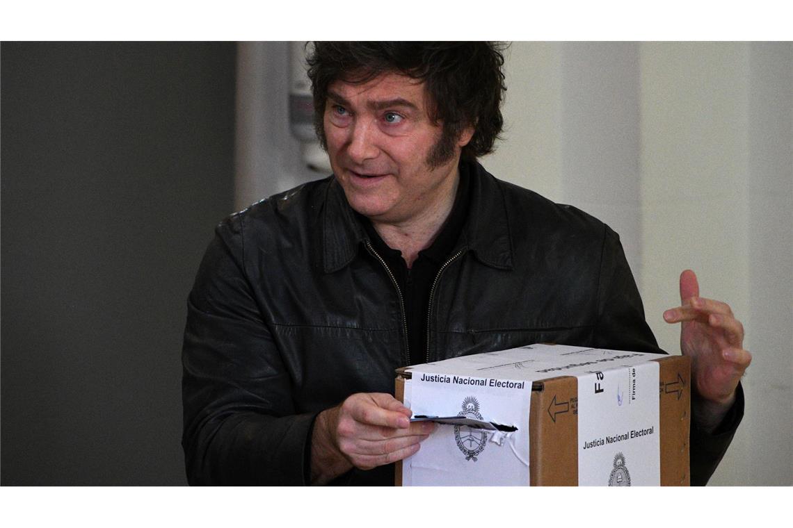 Argentiniens ultraliberaler Präsident Milei gibt seine Stimme bei den Zwischenwahlen ab.