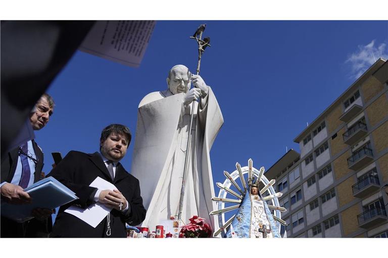 Argentinische Gläubige beten vor einer Statuette der Jungfrau von Lujan vor der Poliklinik Agostino Gemelli, in der Papst Franziskus seit Mitte Februar behandelt wird.