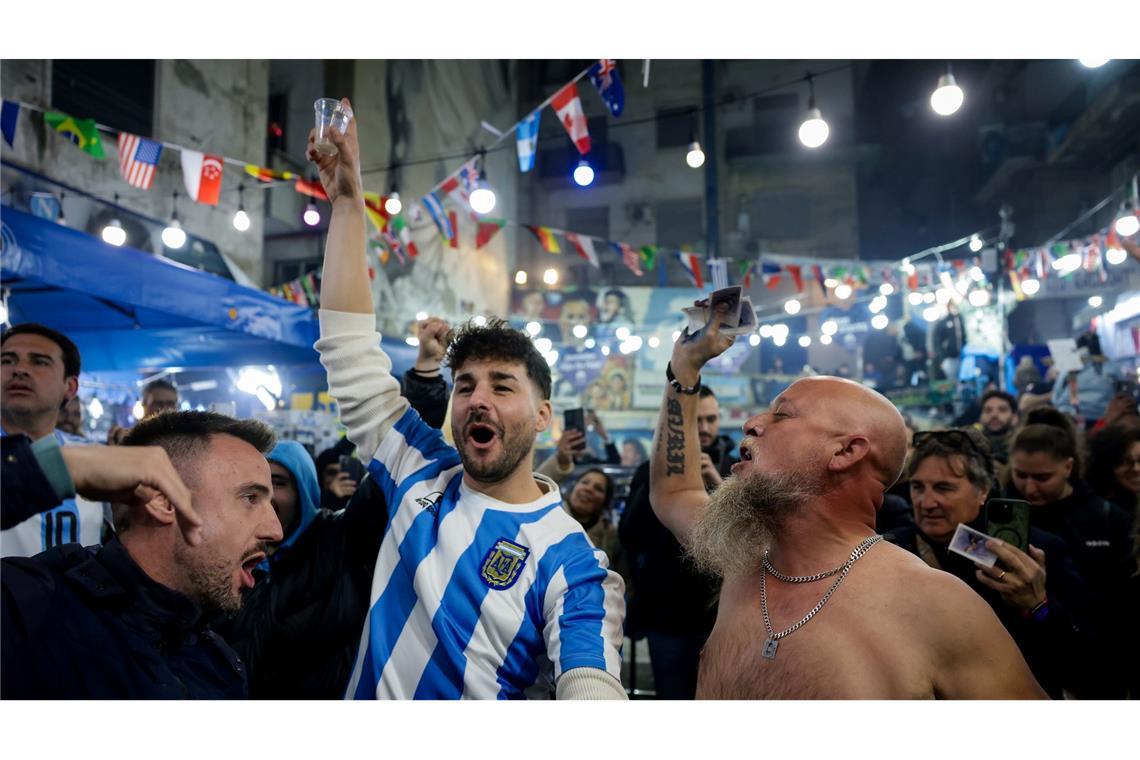 Bilder des Tages Argentinische und neapolitanische Fans gedenken Fußballidol Diego Armando Maradona mit Chören und Fackeln an seinem Todestag im Quartieri Spagnoli in Neapel.