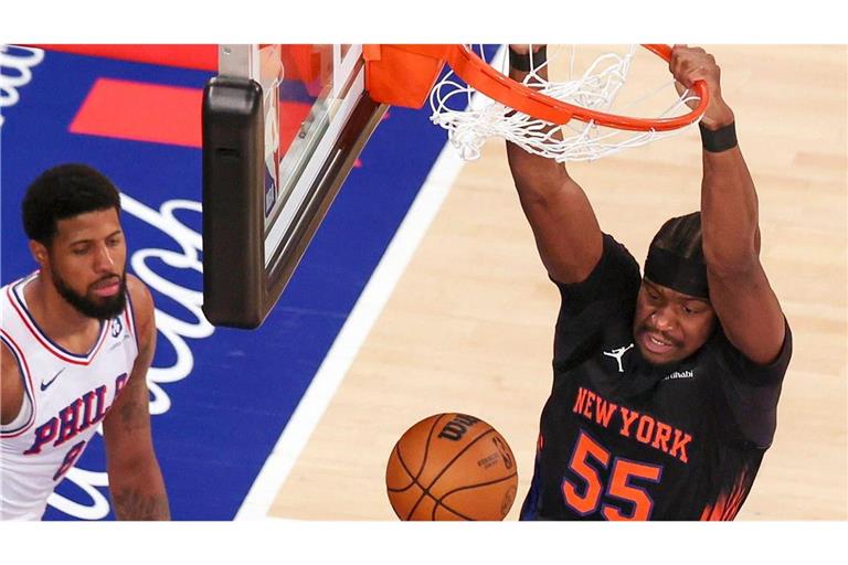Ariel Hukporti (re.) hat mit den New York Knicks den NBA-Titel gewonnen. Als Jugendlicher spielte er bei den MHP Riesen Ludwigsburg.