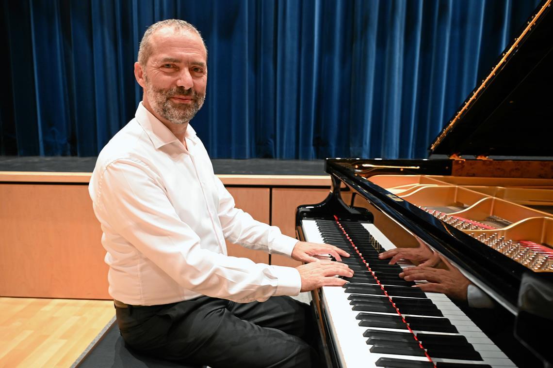 Ein Physiker und seine Liebe zum Klavier Ariel Sirat ist beeindruckt von der Klavierakademie in Murrhardt. Er hat den Unterricht bei Professor Jacques Rouvier besucht. Wenn er nicht eigene Konzerttermine hätte, wäre er gerne noch länger geblieben. Foto: Elisabeth Klaper