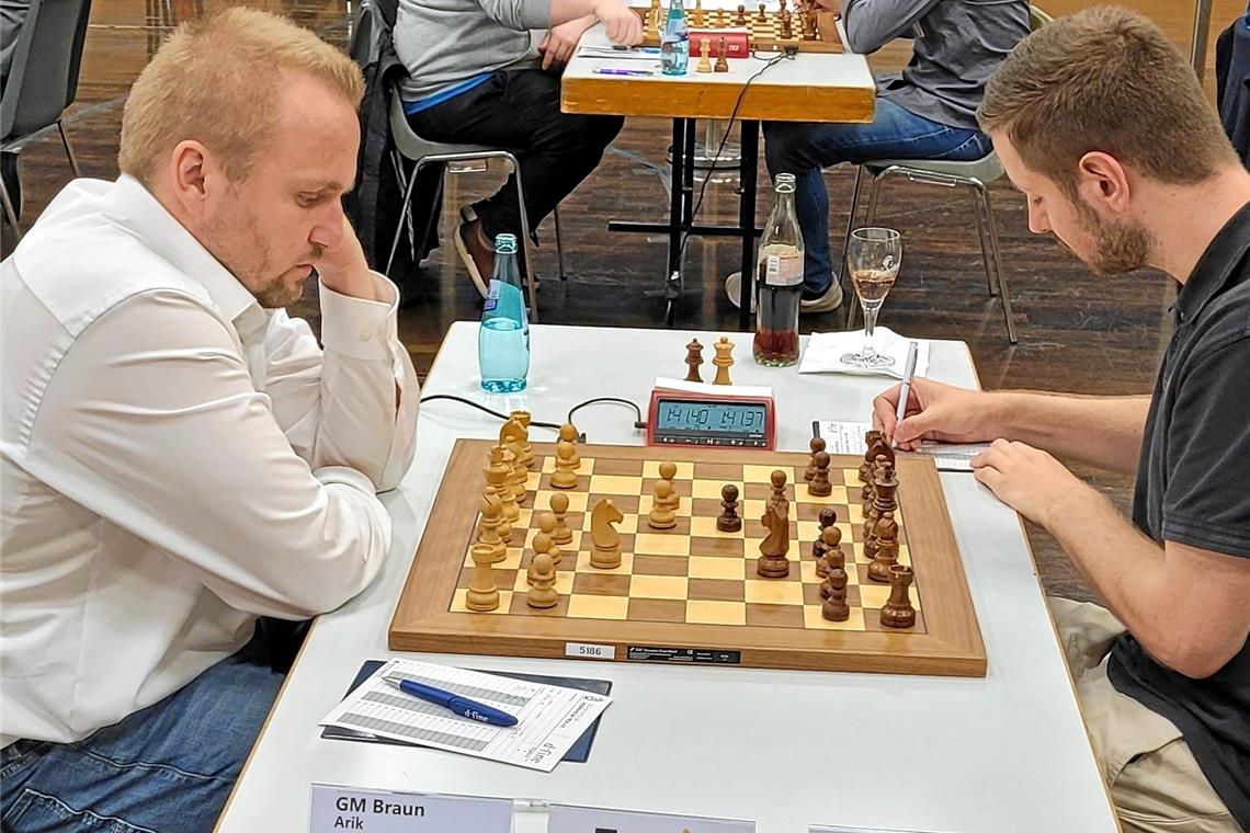 Arik Braun sieht Schach als professionelles Hobby Arik Braun (links) zieht derzeit in der Bundesliga für den SC Viernheim die Figuren. Foto: Schachclub Viernheim
