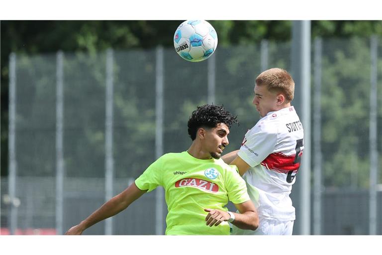 Arman Sharifi (li., gegen Tom Brenner) schoss die U17 der Kickers ins Halbfinale – dort geht es gegen den VfB.        


Foto: Pressefoto Baumann/HansjÃ¼rgen B 