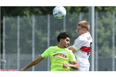 Arman Sharifi (li., gegen Tom Brenner) schoss die U17 der Kickers ins Halbfinale – dort geht es gegen den VfB.        


Foto: Pressefoto Baumann/HansjÃ¼rgen B 