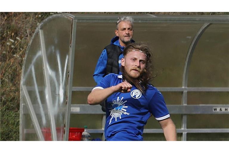 Armin Biemel traf doppelt gegen die Spvgg Warmbronn, Trainer Marco Russo (im Hintergrund) freute sich über den zweiten Saisonsieg.