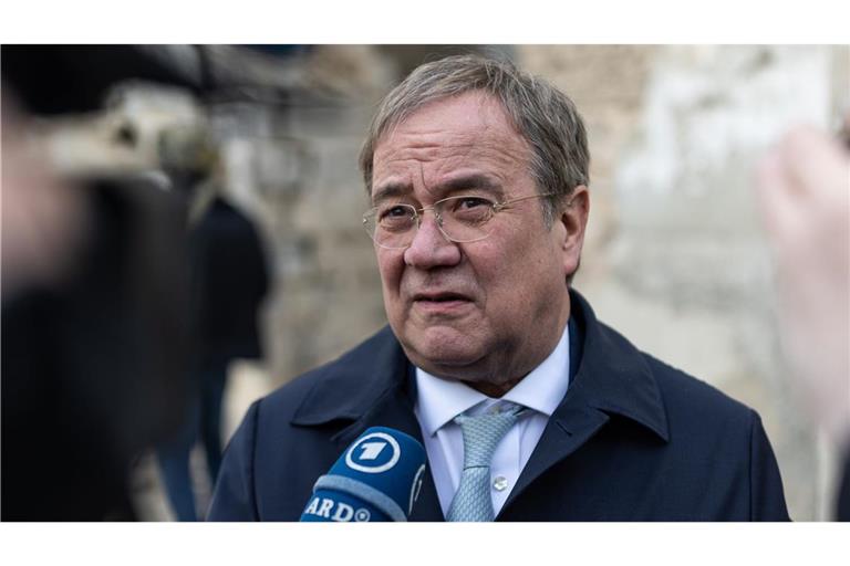 Armin Laschet rast durch die Stadt und bekommt einen Monat Fahrverbot.
