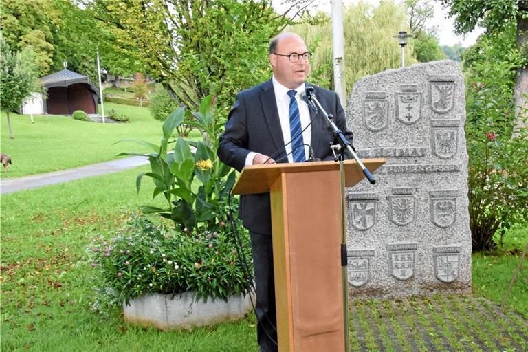 Armin Mößner erinnert am Gedenkstein für Heimatvertriebene an das Schicksal vieler Flüchtlinge nach dem Zweiten Weltkrieg. Foto: Elisabeth Klaper