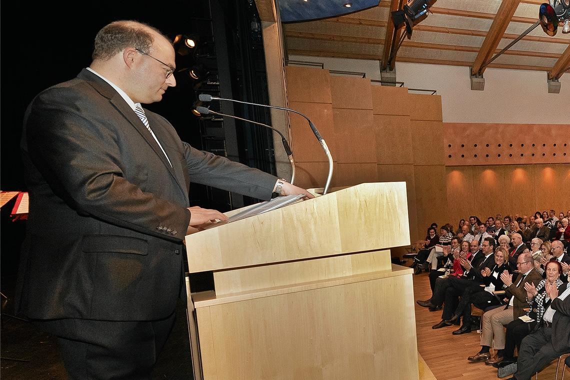 Armin Mößner in seinem Element (links): Beim Bürgerempfang der Stadt Murrhardt berichtete der Bürgermeister, was aus seiner Sicht in der Walterichstadt vorangeht. 2020 hat für Murrhardt bereits mit einem Großevent begonnen – das Landesnarrentreffen, für das die Murreder Henderwäldler als ausrichtende Narrenzunft viel Lob und einen Extraapplaus bekommen haben. Mößner ging bei seiner Rede zudem auf die kommenden Herausforderungen, Projekte und wichtigen Themen für Murrhardt ein. Foto: J. Fiedler