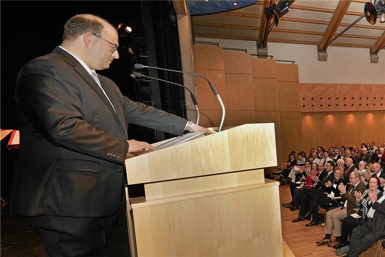 Armin Mößner in seinem Element (links): Beim Bürgerempfang der Stadt Murrhardt berichtete der Bürgermeister, was aus seiner Sicht in der Walterichstadt vorangeht. 2020 hat für Murrhardt bereits mit einem Großevent begonnen – das Landesnarrentreffen, für das die Murreder Henderwäldler als ausrichtende Narrenzunft viel Lob und einen Extraapplaus bekommen haben. Mößner ging bei seiner Rede zudem auf die kommenden Herausforderungen, Projekte und wichtigen Themen für Murrhardt ein. Foto: J. Fiedler
