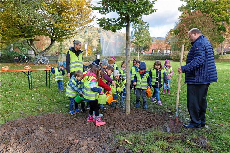 Armin Mößner und Kindergartenkinder Hörschbach beim Gießen. Foto: J. Fiedler