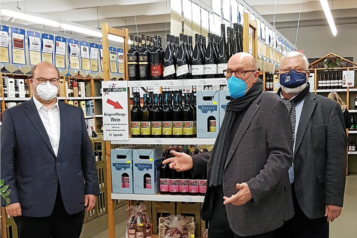 Neue Weine der Bürgerstiftung Armin Mößner, Vorsitzender des Vorstands der Bürgerstiftung, Wolfgang Gauss und Ulrich Burr, Vorsitzender des Stiftungsrats der Bürgerstiftung, (von links) präsentieren die neuen Weine. Foto: Bürgerstiftung