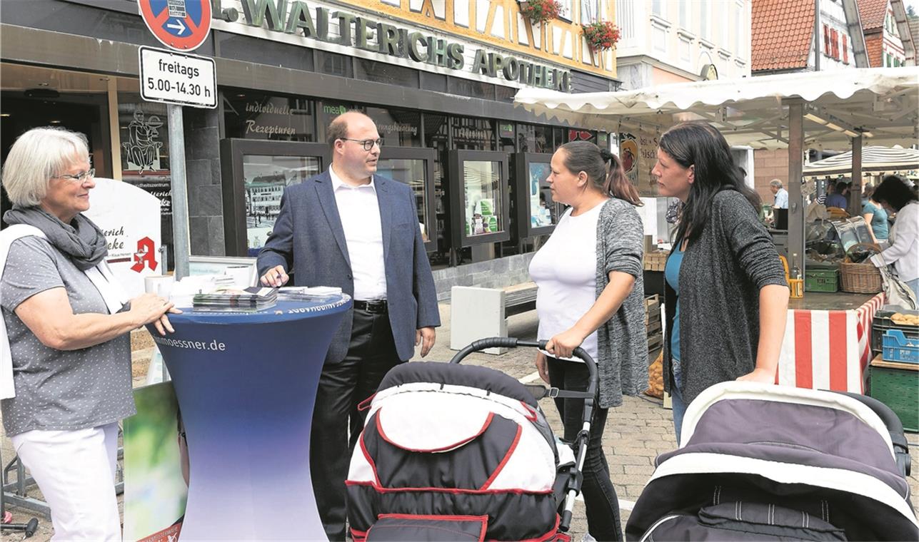 Armin Mößner (Zweiter von links) mit seiner Mutter Doris Härer (links) am Wahlinfostand. Der Murrhardter Wochenmarkt ist eine gute Gelegenheit, mit Leuten unkompliziert und niederschwellig ins Gespräch zu kommen. Die Themen und Anliegen sind breit gestreut. Foto: J. Fiedler