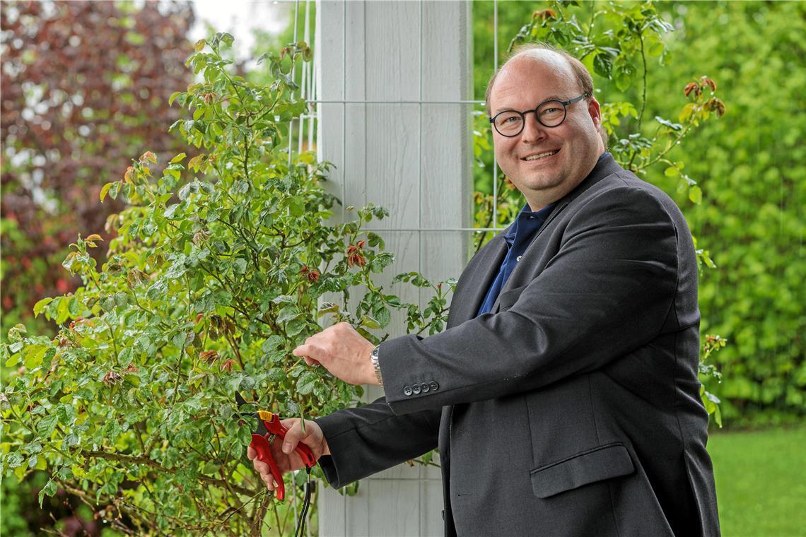 Im besten Schwabenalter Armin Mößners Berufsalltag lässt kaum Zeit für Privates. Wenn dann doch einmal Luft ist, arbeitet er gerne im Garten. Foto: Stefan Bossow