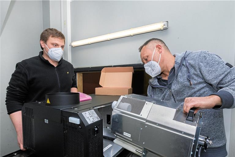 Armin Staib-Eberle (rechts) installiert den neuen Filmprojektor im Vorführraum der Murrlichtspiele. Henrik Jäger vom Kinoverein (links) hilft dem Techniker und lässt sich auch das eine oder andere erklären. Foto: J. Fiedler