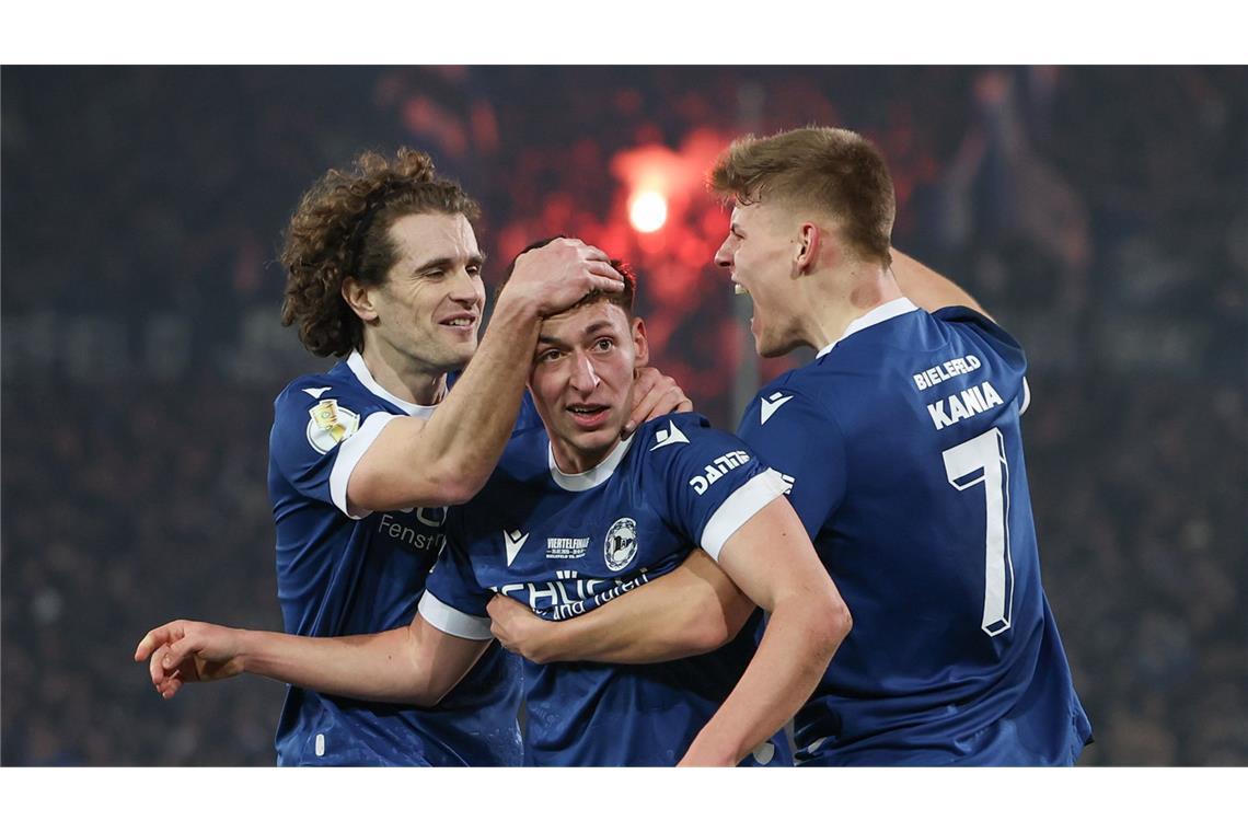 Drittligist Bielefeld wirft Werder Bremen raus und steht im Halbfinale Arminia Bielefeld steht nach dem 2:1-Sieg gegen Werder Bremen im DFB-Pokal-Halbfinale.