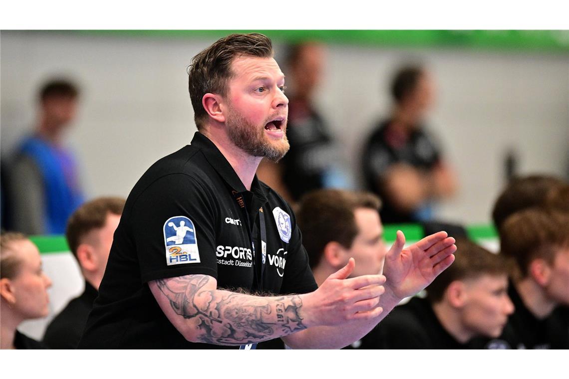 Die 18 Trainer im Fokus der neuen Handball-Bundesliga-Saison Arnor Gunnarson (Bergischer HC, 37 Jahre alt): Der Isländer prägte über ein Jahrzehnt den Bergischen HC als treffsicherer Rechtsaußen und erzielte mehr als 1500 Tore für den Club. Nach seinem Karriereende 2023 wechselte er direkt in den Trainerstab und übernahm 2024 das Amt des Cheftrainers. Mit seiner Erfahrung aus Verein und Nationalmannschaft will er den BHC nun auch von der Seitenlinie weiter voranbringen.