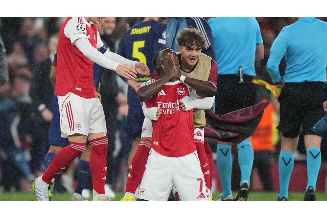 Arsenals Bukayo Saka kniet nach dem Halbfinal-Rückspiel jubelnd auf dem Boden.