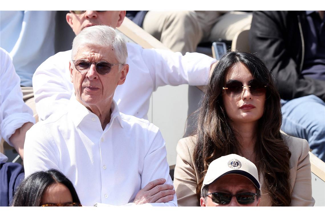 Arsène Wenger verfolgt das French-Open-Finale gemeinsam mit einer Begleitung von der Tribüne aus.