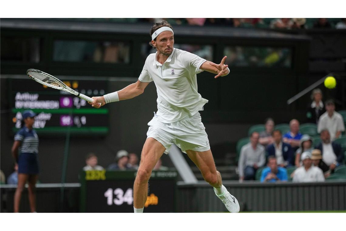 Nach Wimbledon-Sperrstunde: Zverev will Aus verhindern Arthur Rinderknech zeigte ein variables Spiel, am Ende des zweiten Satzes aber auch Nerven.