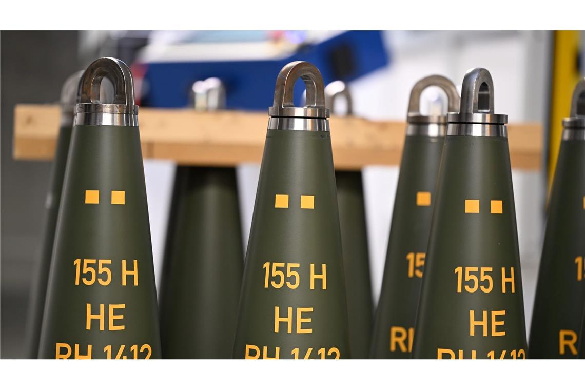 Artilleriegranaten von Rheinmetall, die bis zu 40 Kilometer weit geschossen werden können. 155 gibt das Kaliber an (155 Millimeter), HE steht für high explosive (hochexplosiv), RH 1412 ist das Produktkürzel. (Archivbild)